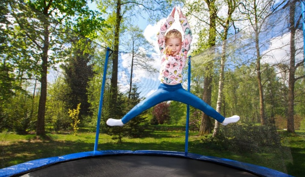Trampolína pre celú rodinu: Poznáme benefity, kvôli ktorým by ste si ju mali zadovážiť do záhrady aj vy!