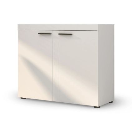 biela-dvojdverova-komoda-SUMBA-2F-v-elegantnom-prevedeni