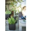 Hnedý kvetináč CUBE PLANTER na terase