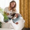 stylovy zaves livia v modernom prevedeni zlaty pri okne