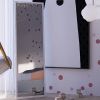 stojaté zrkadlo v bielom ráme v detskej izbe